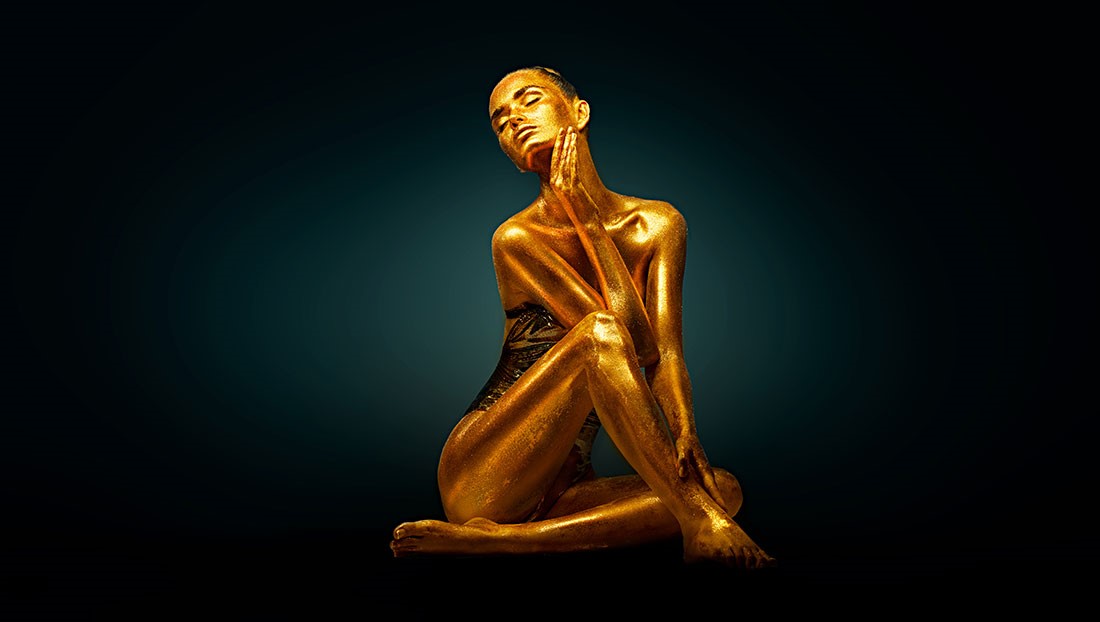 Goud geschilderd vrouwelijk schoonheidscentrum behang