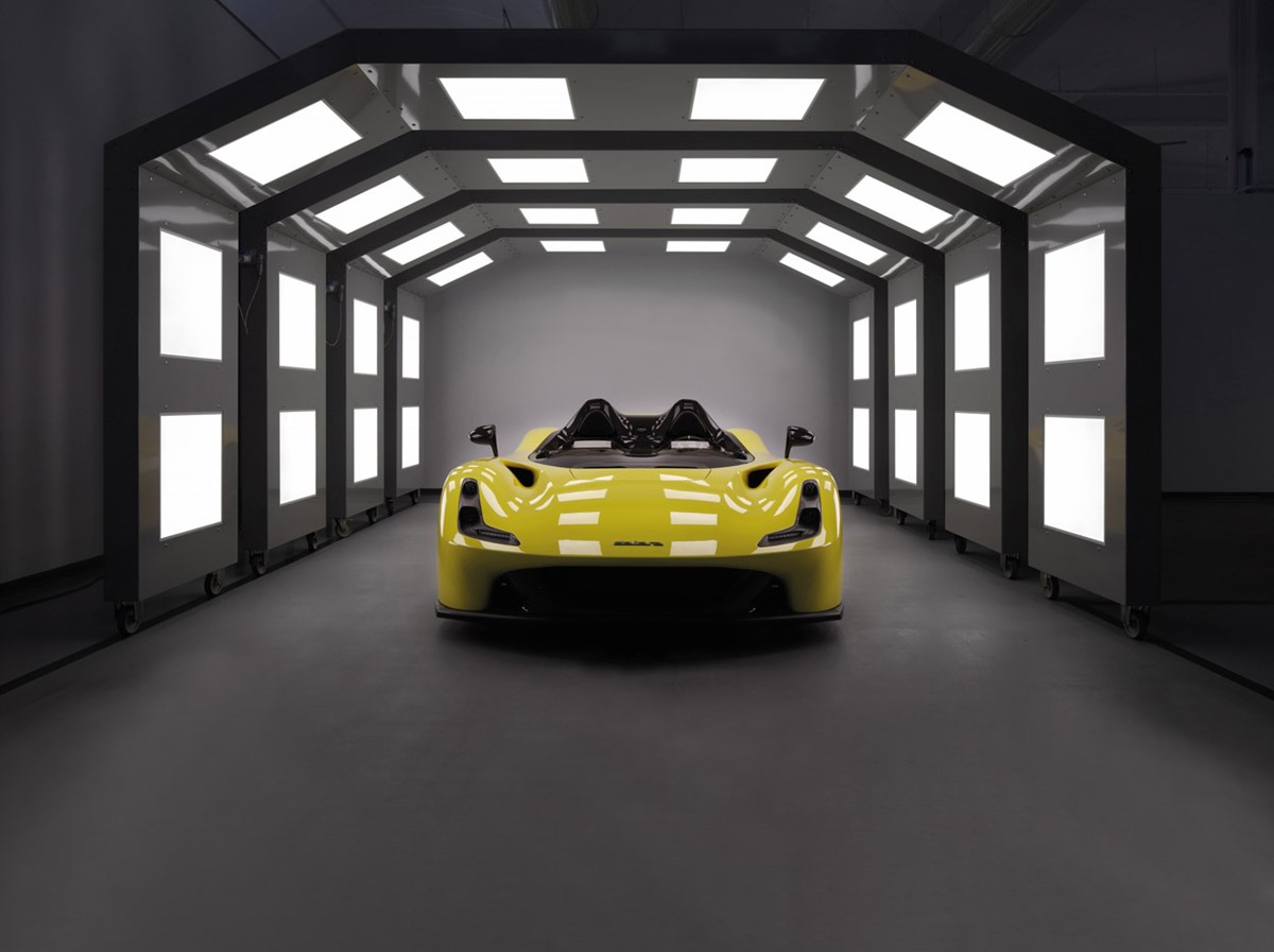 geel raceauto behang