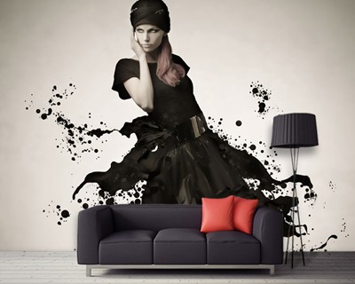 Vrouw in zwarte jurk behang