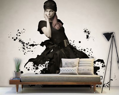 Vrouw in zwarte jurk behang