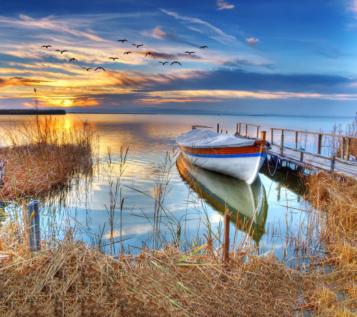 Lake pier en uitzicht op de boot Wallpaper