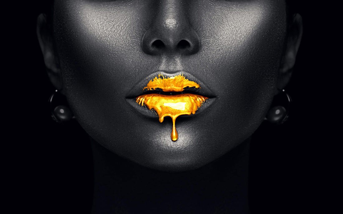 Gouden lippenbehang geschilderd met zwarte verf