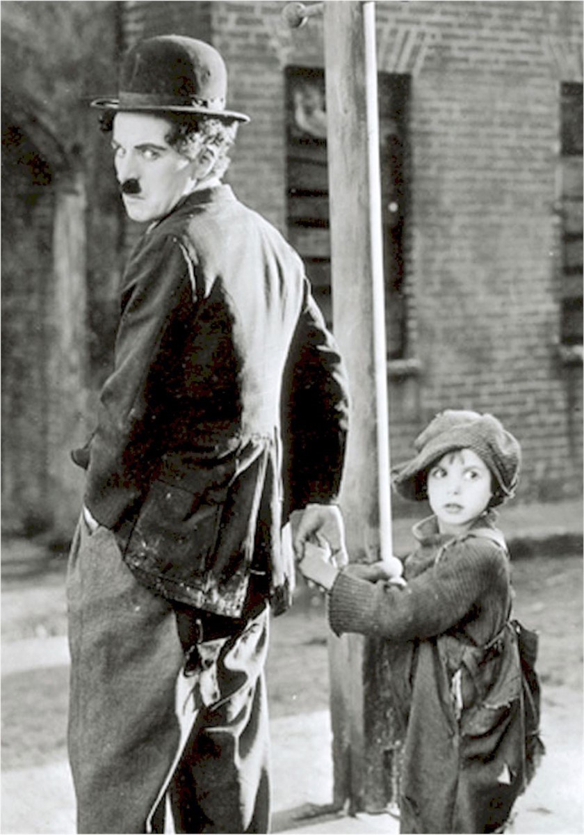 Charlie Chaplin en het kleine meisje behang