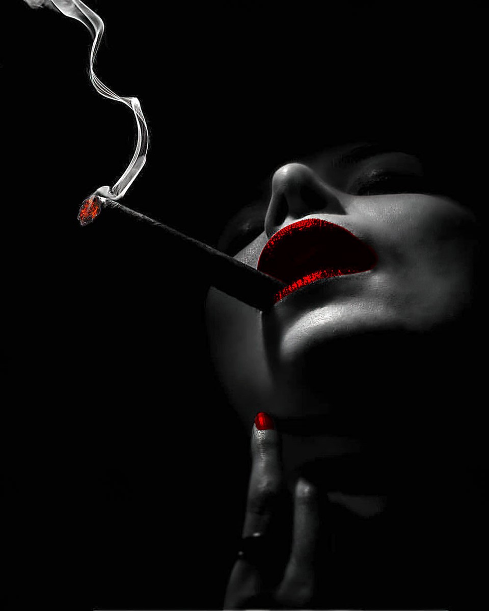 Rokende Vrouw Met Rode Lippen Naar Cafe Bars Behang