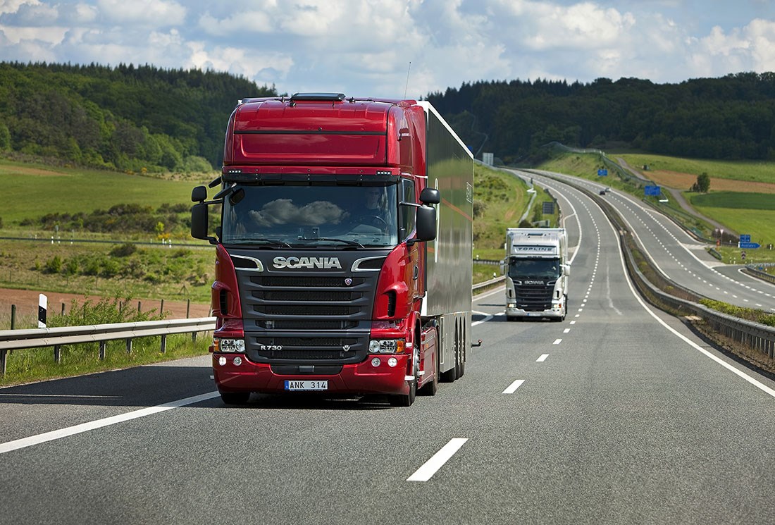 Scania rode vrachtwagen behang