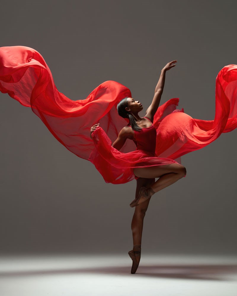 Dansende vrouw in rode jurk behang
