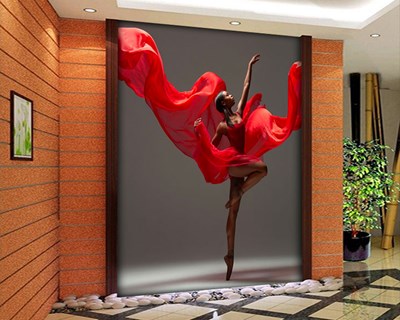 Dansende vrouw in rode jurk behang