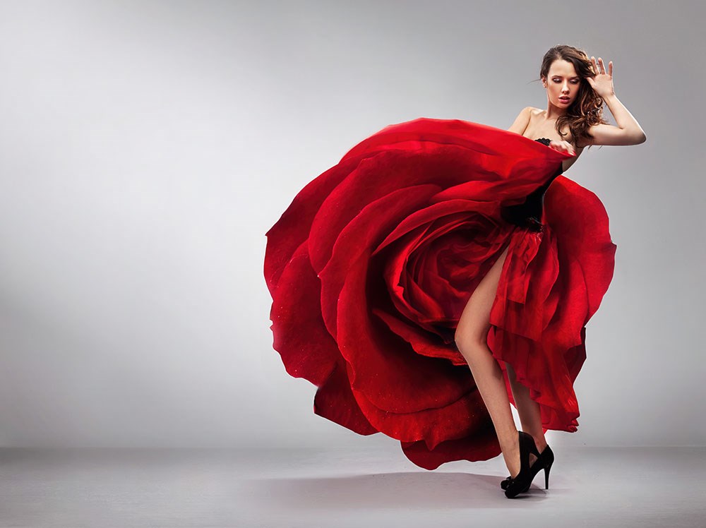 Mooie vrouw in rode jurk behang