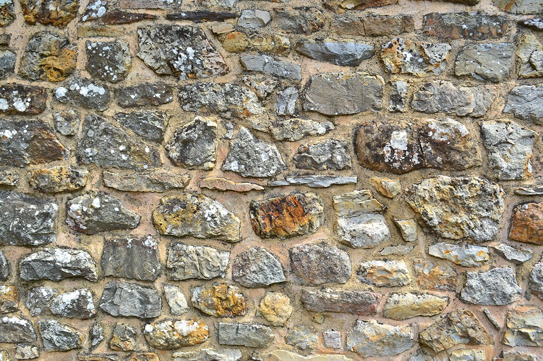 Stenen muur op zoek naar behang