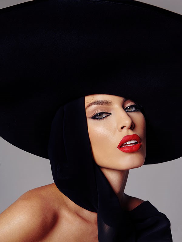 Mooie vrouw in zwarte hoed behang