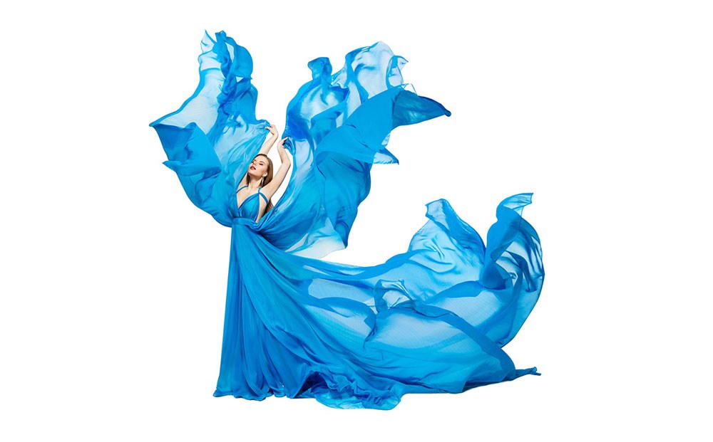 Mooie vrouw in blauwe jurk behang