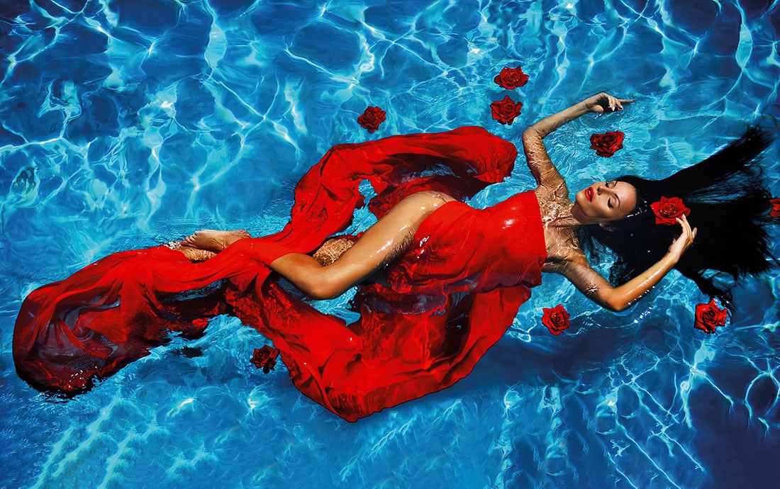 vrouw in rode jurk in water thema muurschildering
