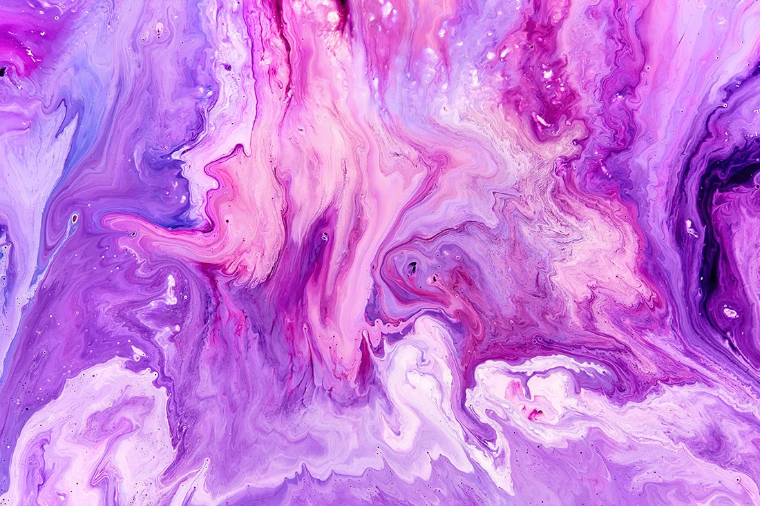 paars gekleurd behang met marmerpatroon