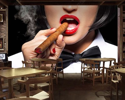 muurschildering met rokende vrouw als thema