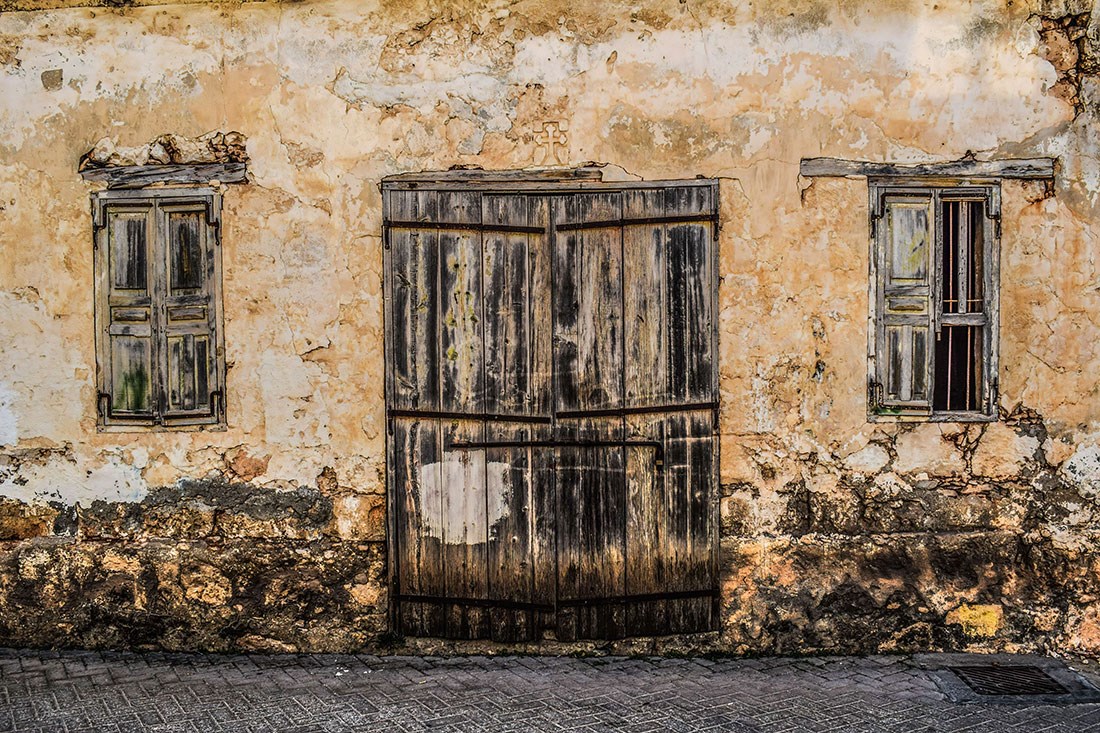 Oud stenen huis met behang