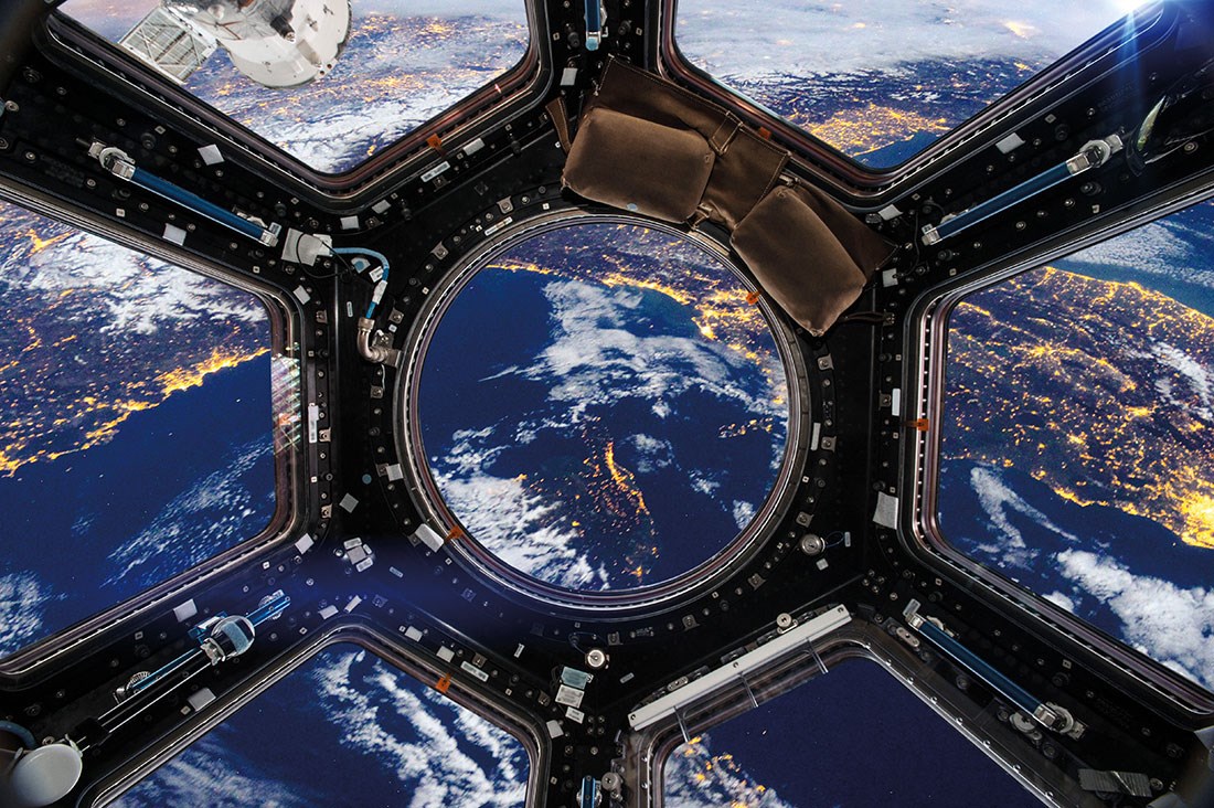 behang met uitzicht op de aarde vanuit de space shuttle