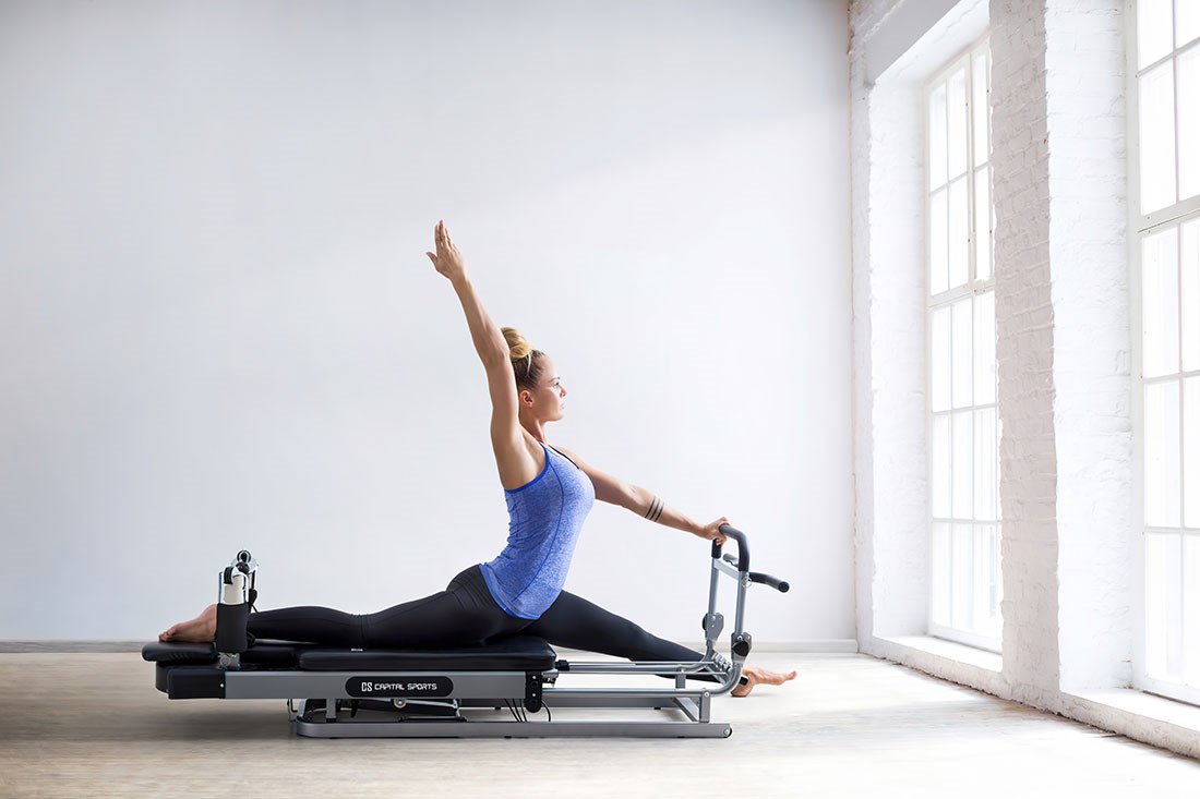 vrouw die pilates-themabehang doet