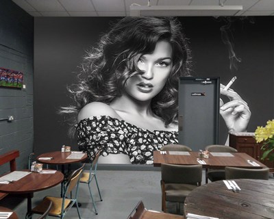 Behang met afbeelding van een rokende vrouw