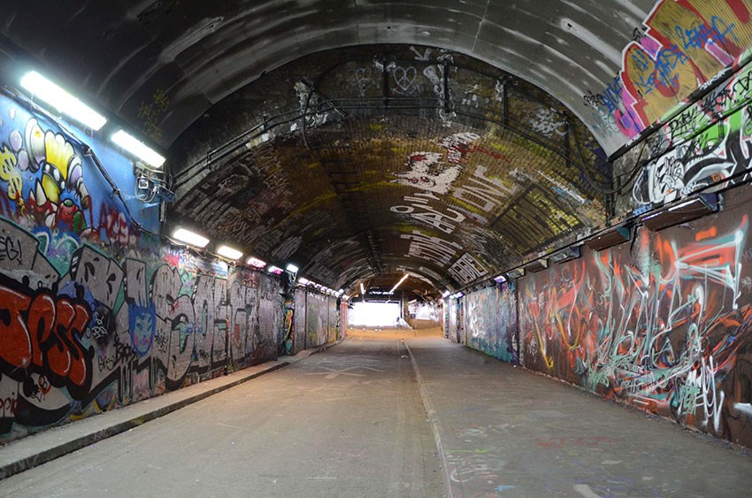 Graffiti Geïllustreerd Tunnel Landschap Behang