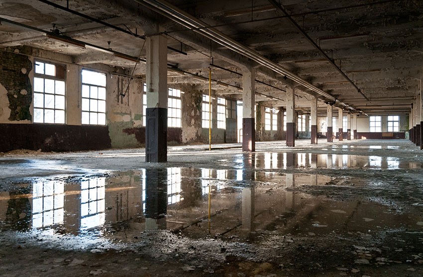 Verlaten oude fabriek geïllustreerd behang