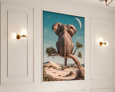 Beeldje van een olifant in een boom op behangpapier