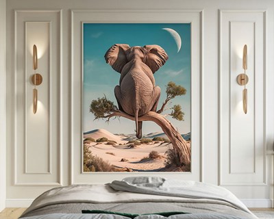 Beeldje van een olifant in een boom op behangpapier