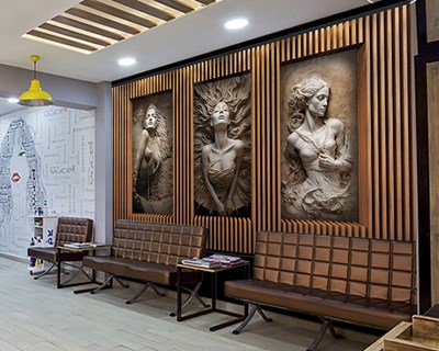 Houten paneel met vrouwenfiguur behang