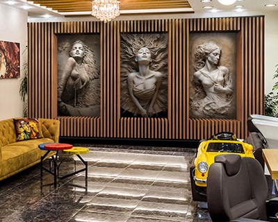 Houten paneel met vrouwenfiguur behang