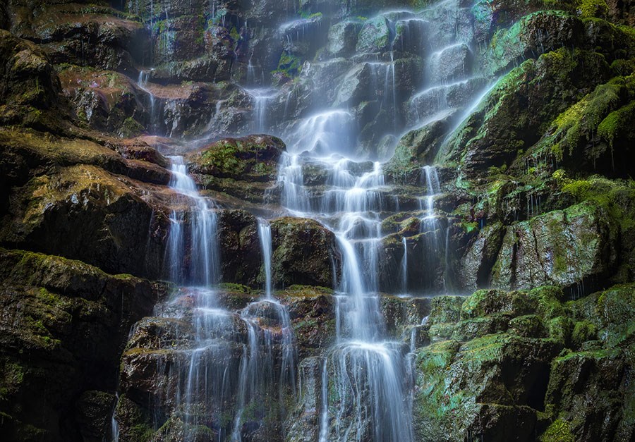 Realistische watervalachtergrond