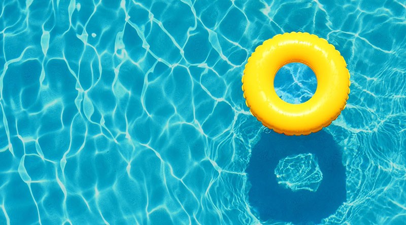 Zwembad en gele opblaasbare donutbehang