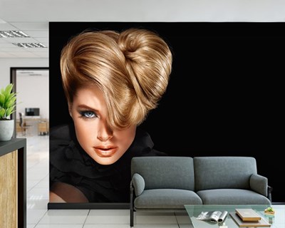 Blonde vrouw op behang