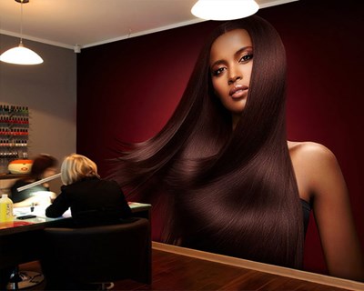 Vrouw met lang en glanzend haar behang