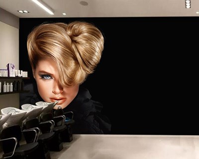 Blonde vrouw op behang