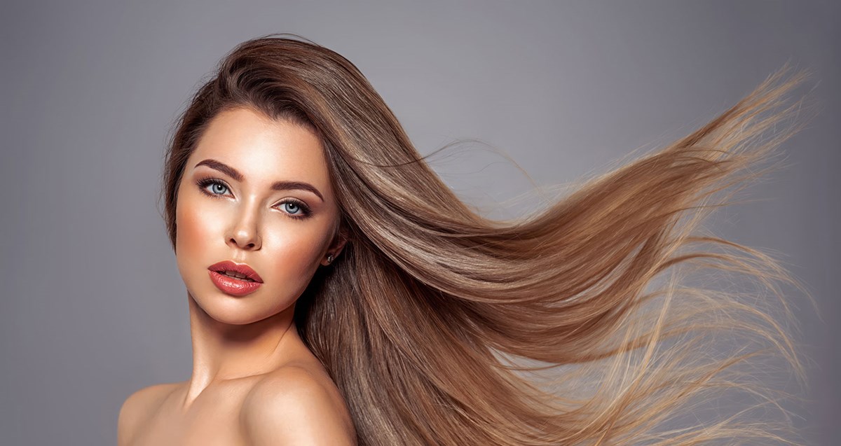 Mooi haar en aantrekkelijke vrouw behang