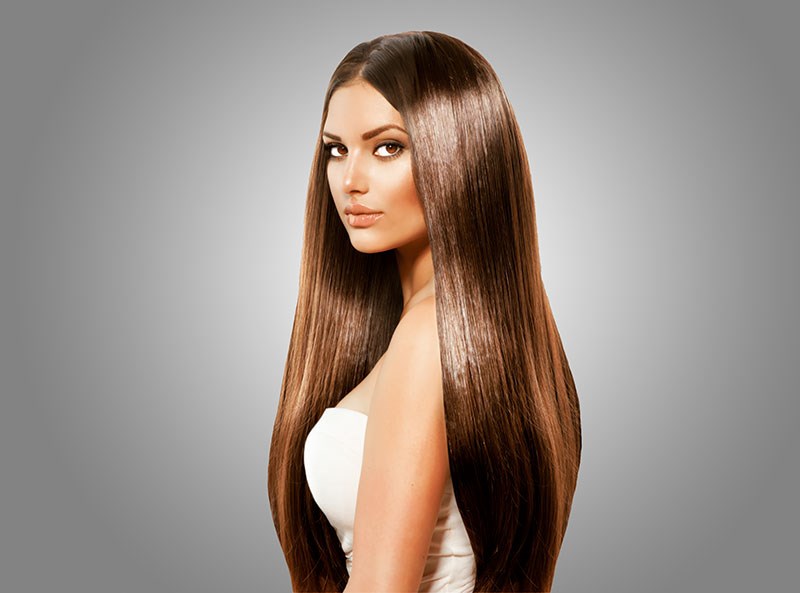 Vrouw met glanzend steil haar behang