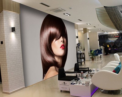 Vrouw met glanzend en levendig haar Behang 