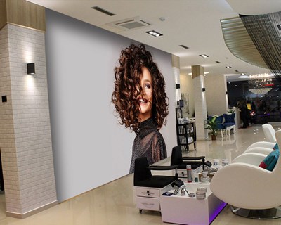 Kroeshaarige vrouw behang 