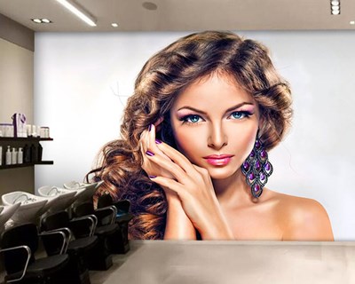 Vrouw met glanzend krullend haar Behang