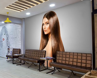 Vrouw met glanzend steil haar behang