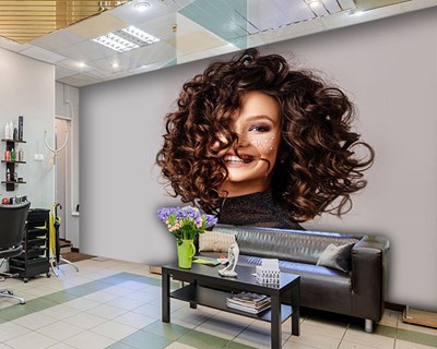 Kroeshaarige vrouw behang 