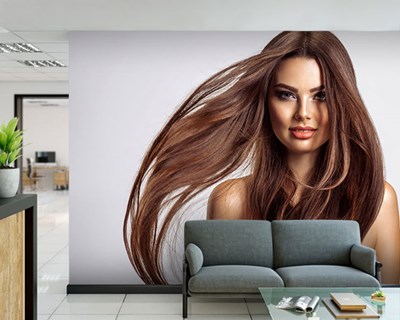 Vrouw met glanzend bruin haar als behang