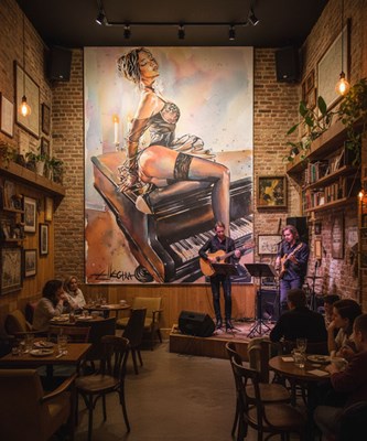 De aantrekkelijke vrouw op de piano Behang