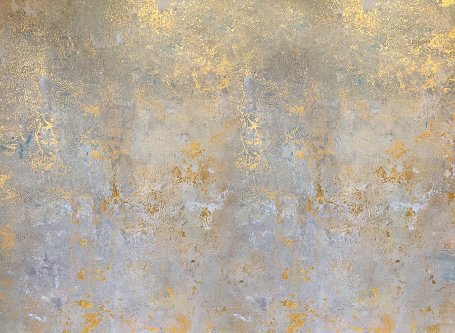 Goudkleurig behang met vuile vloerpatroon