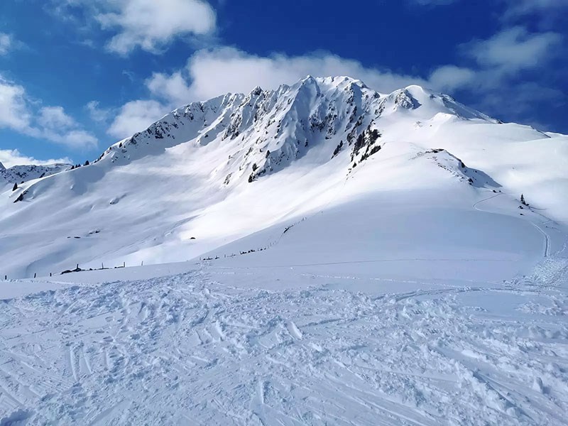 Besneeuwd berglandschap behang