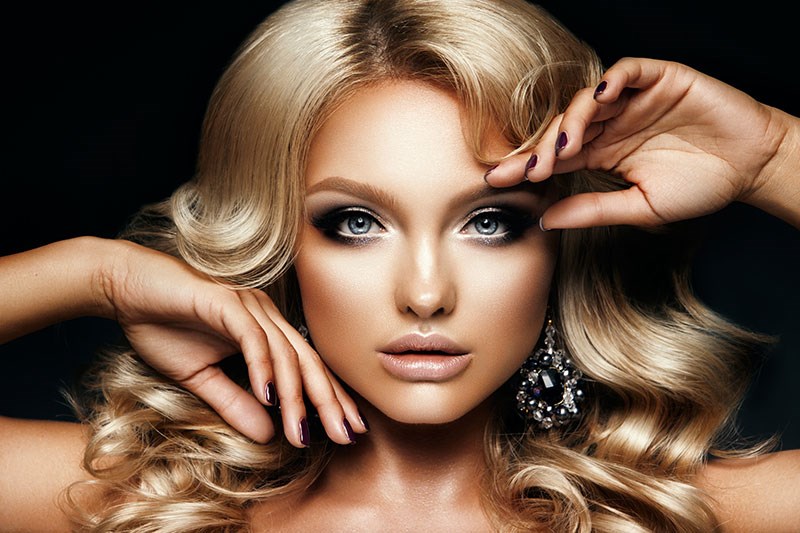 Mooie vrouw met blond haar behang