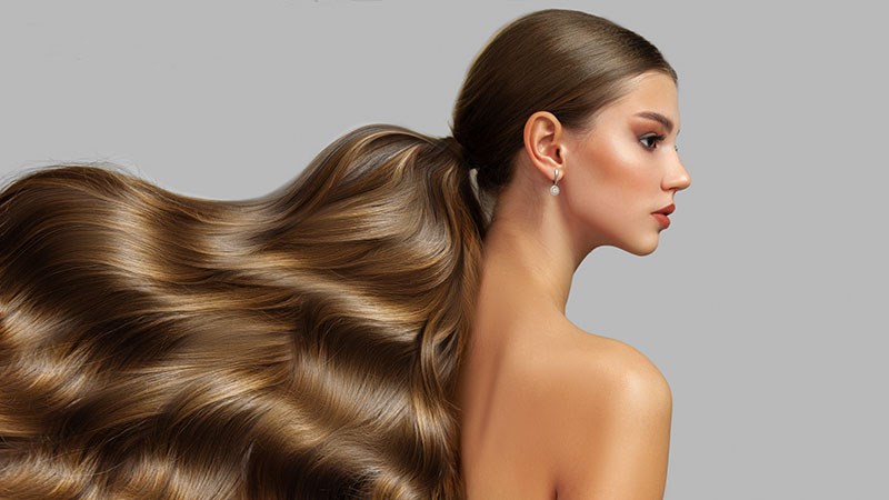 Vrouw met lang golvend haar Behang
