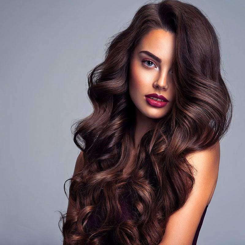 Vrouw met golvend mooi haar Behang