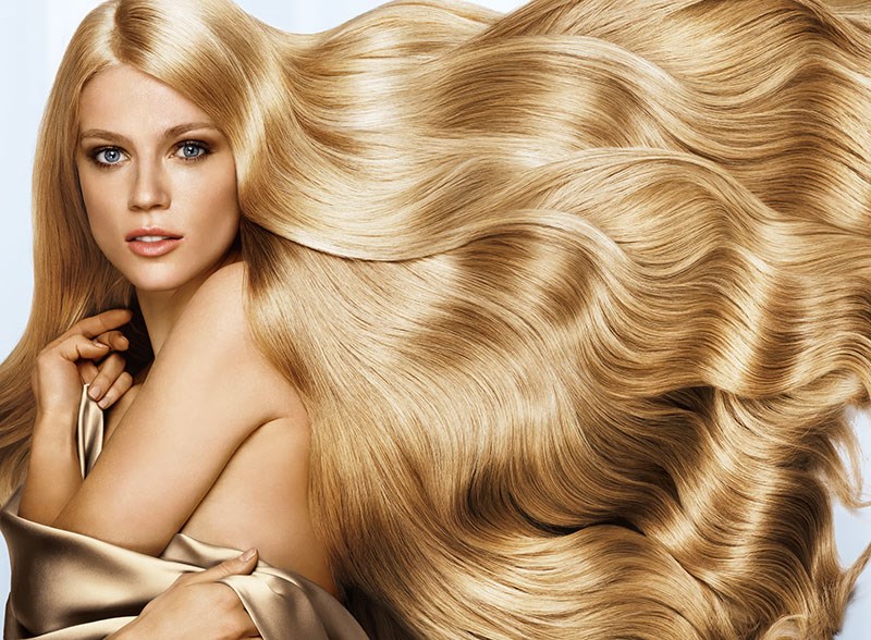Mooie vrouw met blond haar behang
