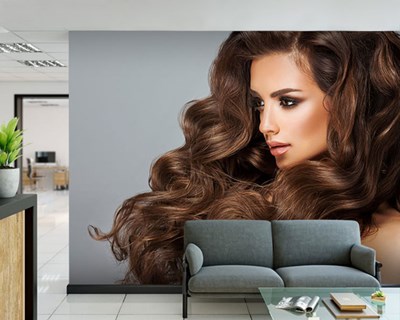 Vrouw met golvend haar geïllustreerd behang