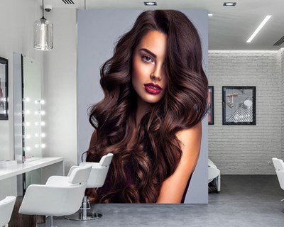 Vrouw met golvend mooi haar Behang